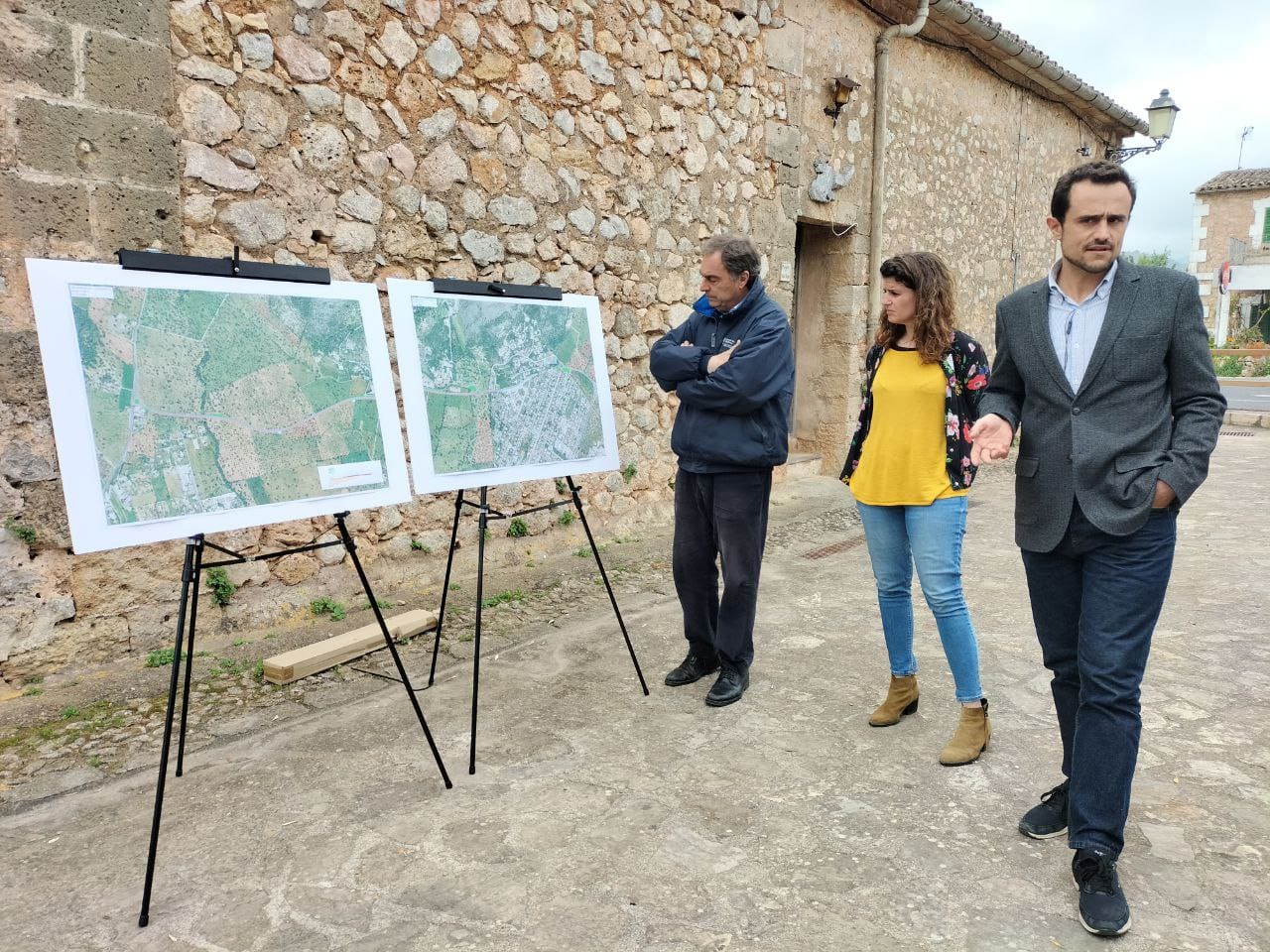 Ivan Sevillano explicant el projecte als veïnats de l'Esgleieta