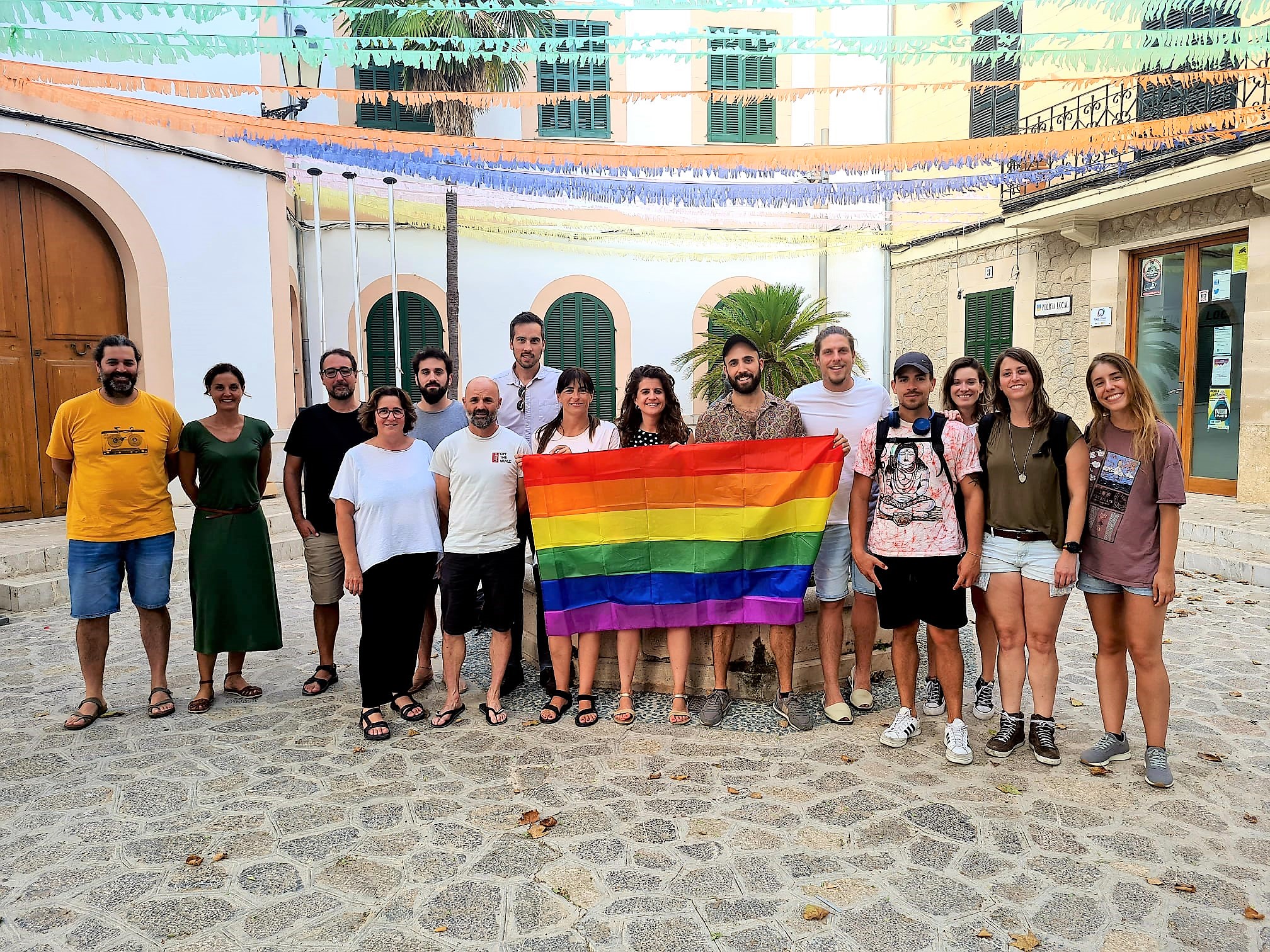 Representants de l'Ajuntament d'Esporles i Ben Amics mostrant la bandera LGTBI+