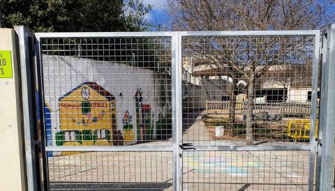 Barreres del pati infantil de l'escola al carrer de Ca l'Onclo