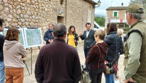 Maria Ramon i Iván Sevillano presentant el projecte de reforma de la carretera als veïns de l'Esgleieta