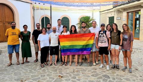 Representants de l'Ajuntament d'Esporles i Ben Amics mostrant la bandera LGTBI+
